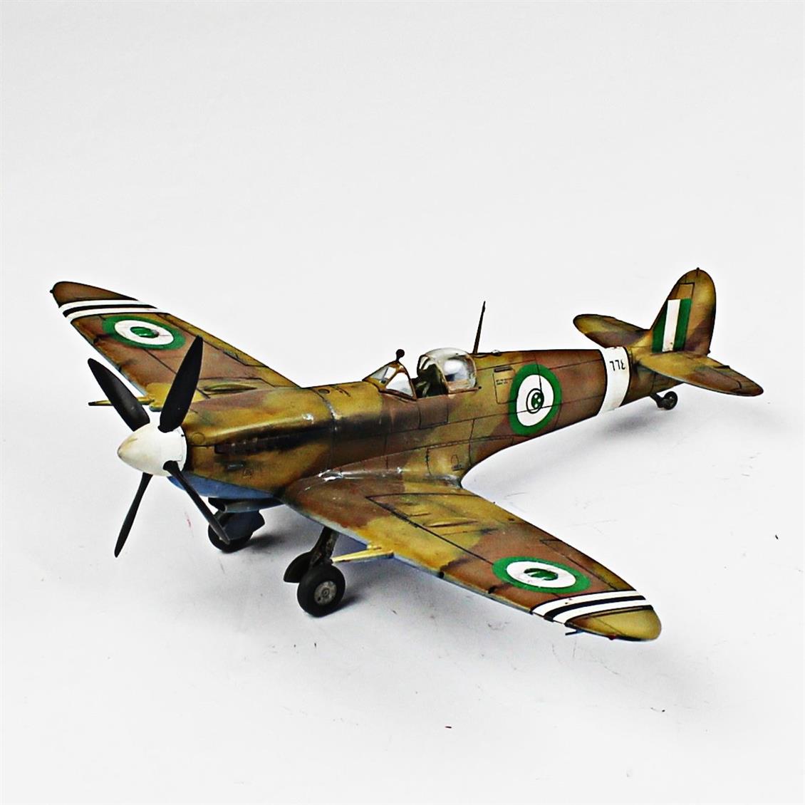 QD027 1/48 Spitfire Mk.V Sergilemeye Hazır Plastik Uçak Maketi
