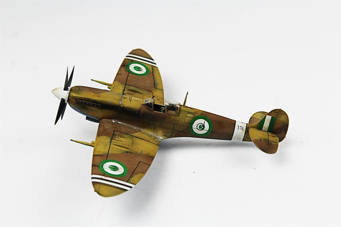 QD027 1/48 Spitfire Mk.V Sergilemeye Hazır Plastik Uçak Maketi