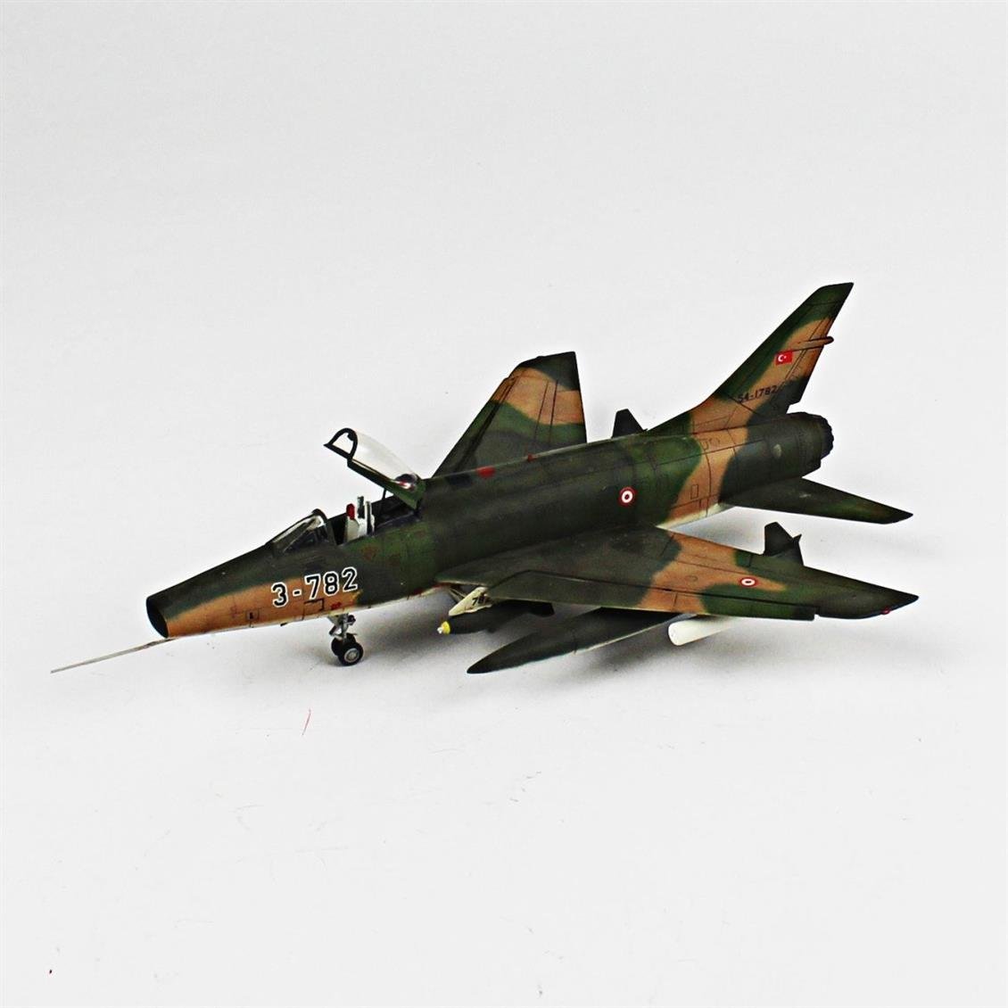 QD085 1/72 F-100C Super Sabre Sergilemeye Hazır Plastik Uçak Maketi