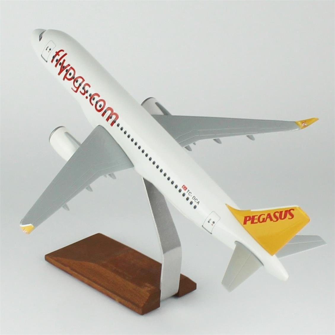 THY026 1/100 Ölçek, Pegasus  A320 Neo Yolcu Uçağı, Sergilemeye Hazır Ahşap Standlı Model