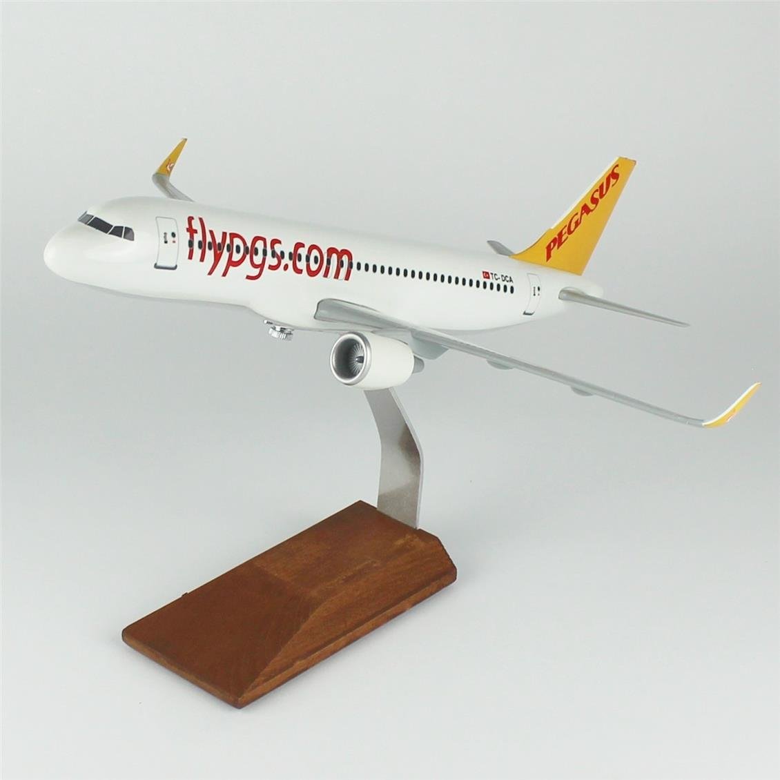 THY026 1/100 Ölçek, Pegasus  A320 Neo Yolcu Uçağı, Sergilemeye Hazır Ahşap Standlı Model