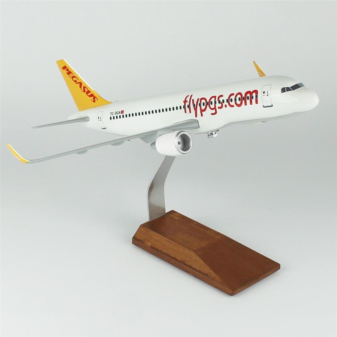 THY026 1/100 Ölçek, Pegasus  A320 Neo Yolcu Uçağı, Sergilemeye Hazır Ahşap Standlı Model