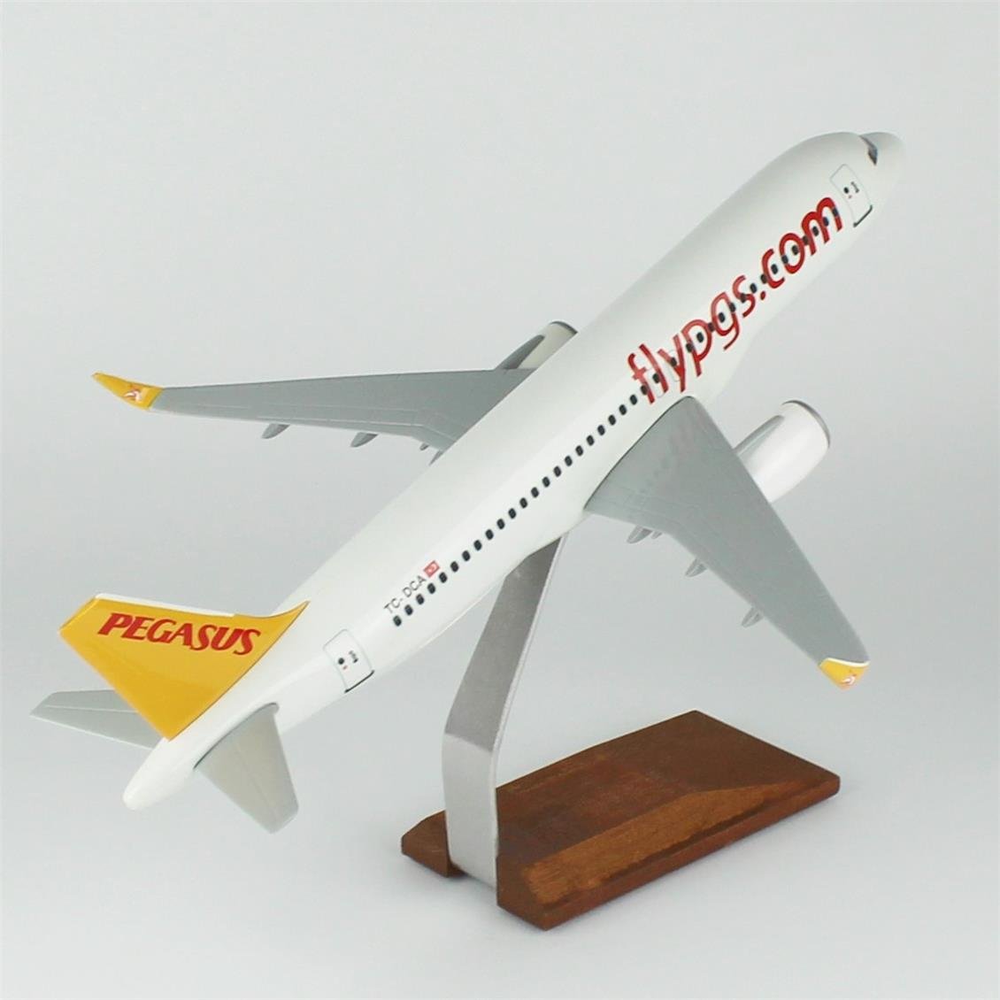 THY026 1/100 Ölçek, Pegasus  A320 Neo Yolcu Uçağı, Sergilemeye Hazır Ahşap Standlı Model