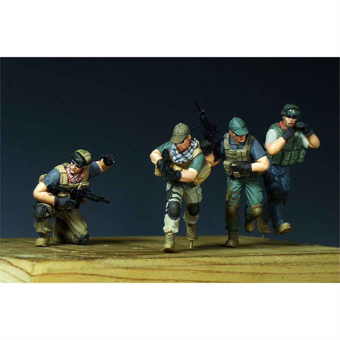 Trumpeter 00419 1/35 Ölçek PMC Saldırı Timi ırak'ta (2005) Figürleri Plastik Model Kiti
