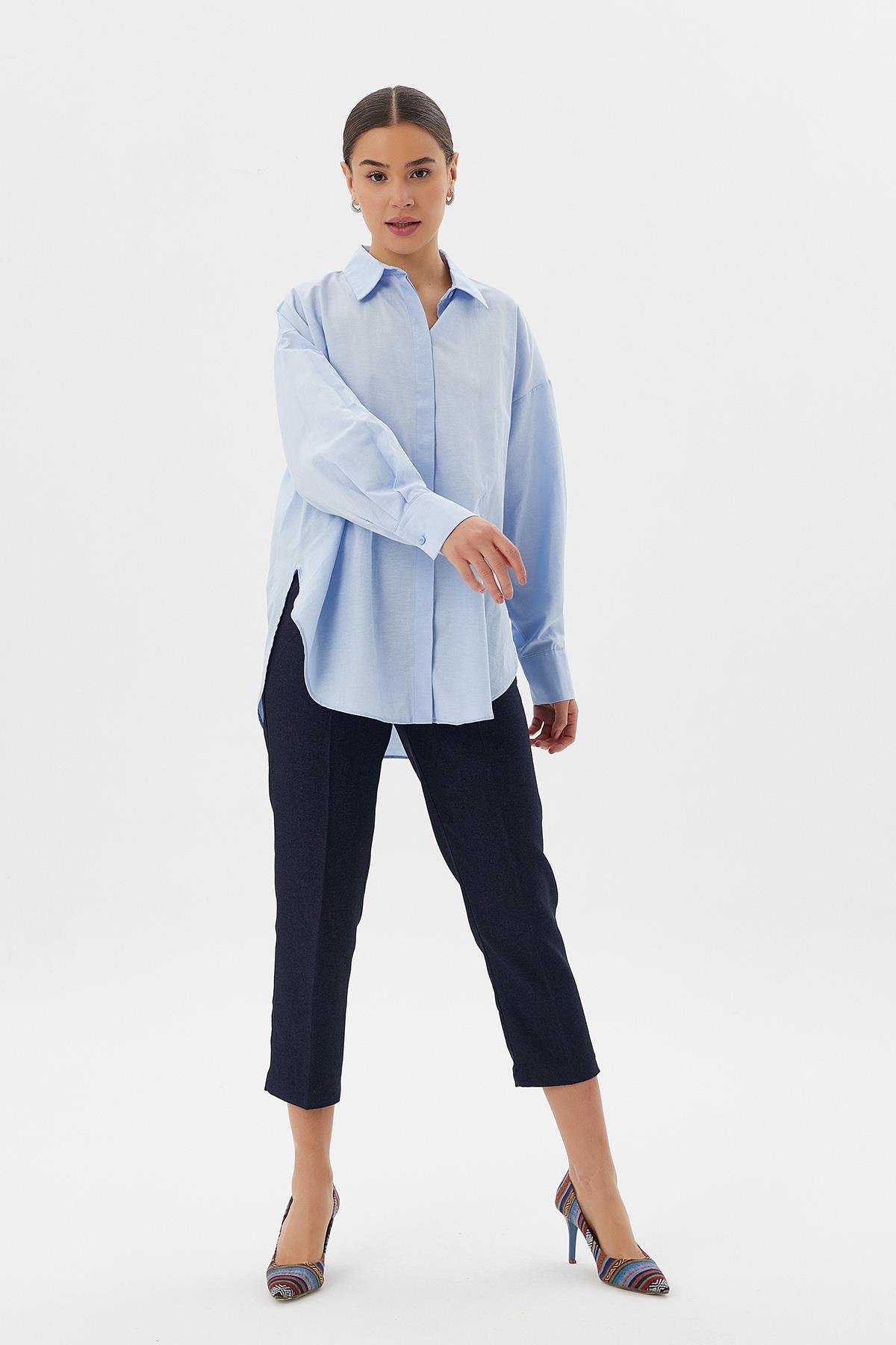 Gizli Düğmeli Yandan Yırtmaçlı Oversize Gömlek