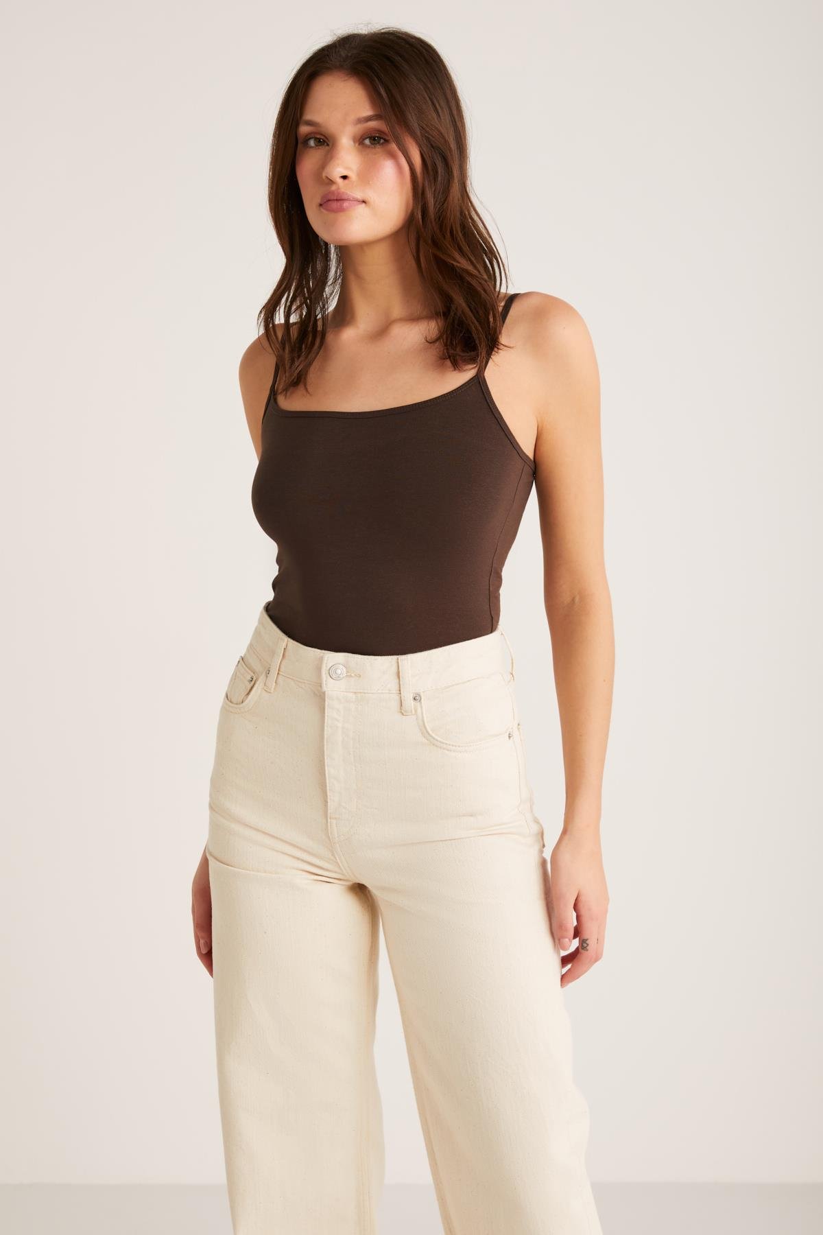KHLOE Kadın Slim Fit Dar Kesim Pamuklu İnce Askılı Kare Yaka Sıfır Kol Basic Kahverengi Atlet