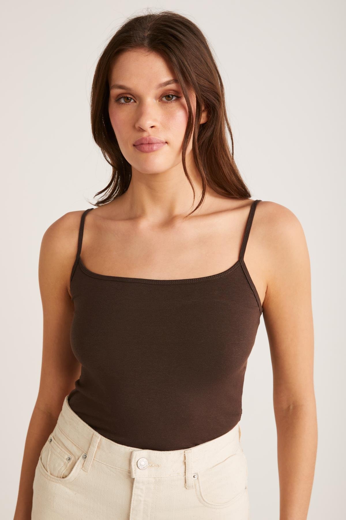 KHLOE Kadın Slim Fit Dar Kesim Pamuklu İnce Askılı Kare Yaka Sıfır Kol Basic Kahverengi Atlet