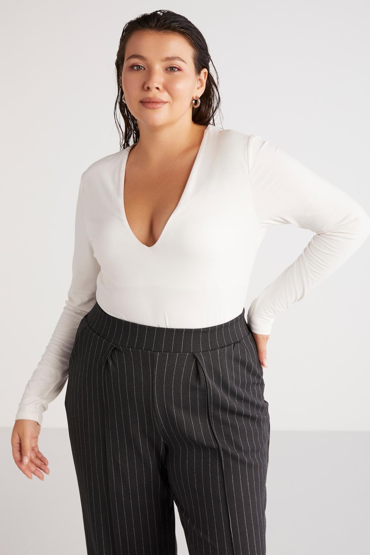 Marjabb Kadın Slim Fit Dar Kesim Vücudu Tamamen Saran Çıtçıtlı V Yakalı Ekru Büyük Beden Bluz