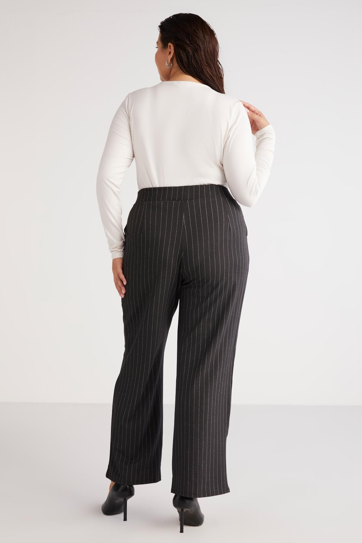Marjabb Kadın Slim Fit Dar Kesim Vücudu Tamamen Saran Çıtçıtlı V Yakalı Ekru Büyük Beden Bluz