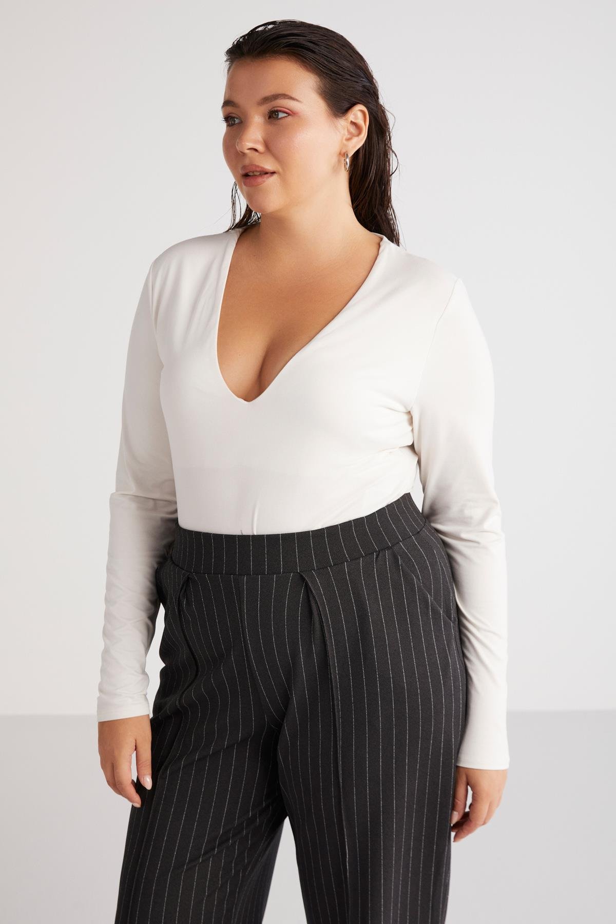 Marjabb Kadın Slim Fit Dar Kesim Vücudu Tamamen Saran Çıtçıtlı V Yakalı Ekru Büyük Beden Bluz