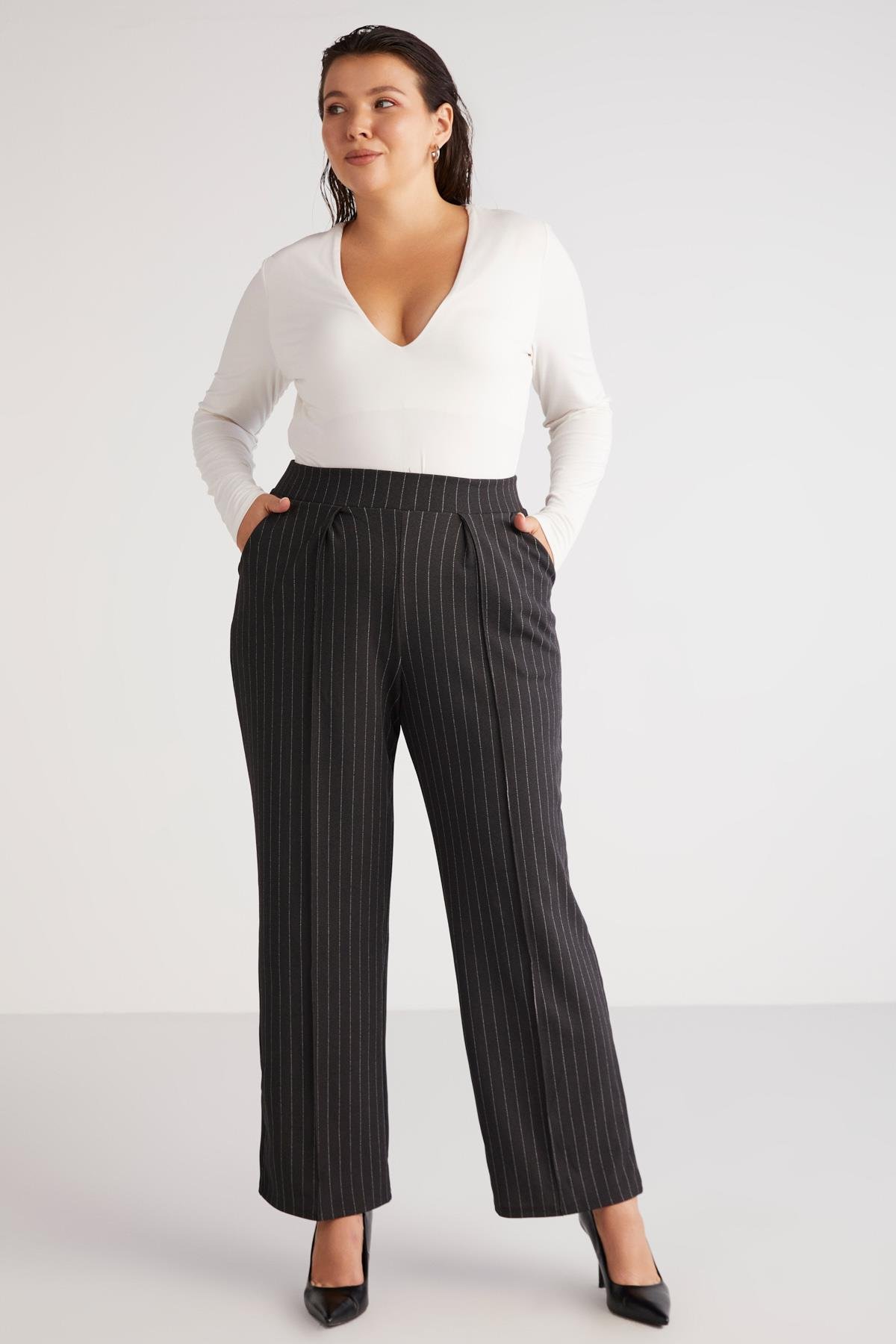 Marjabb Kadın Slim Fit Dar Kesim Vücudu Tamamen Saran Çıtçıtlı V Yakalı Ekru Büyük Beden Bluz