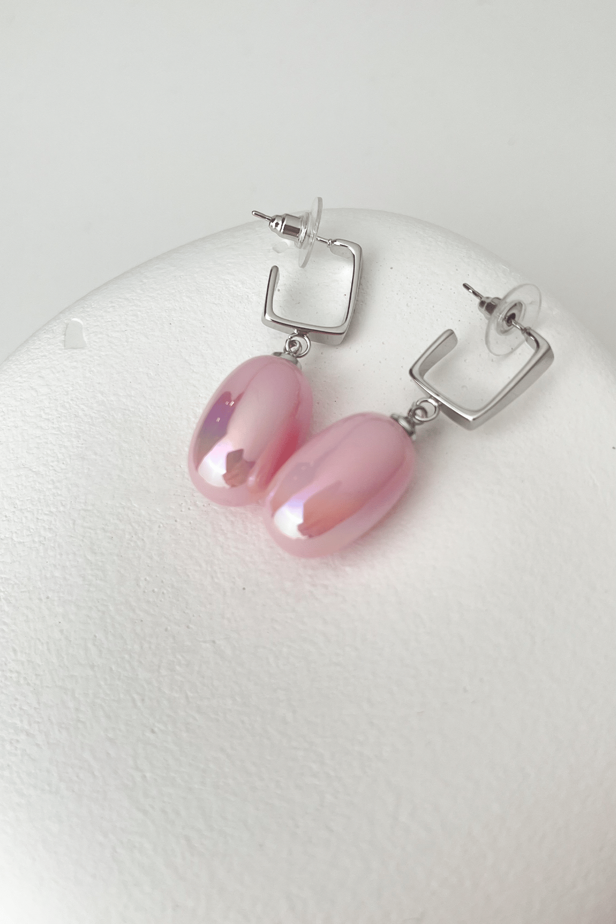 Gümüş Rengi Oval Sedefli Sallantılı Küpe (Ölçü:4cm)