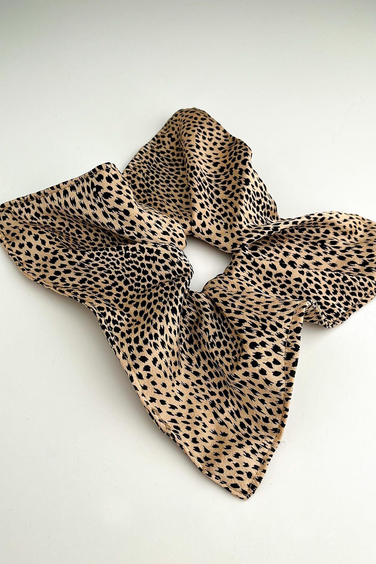 Leopar Desenli Kare Lastik Toka (25*25)