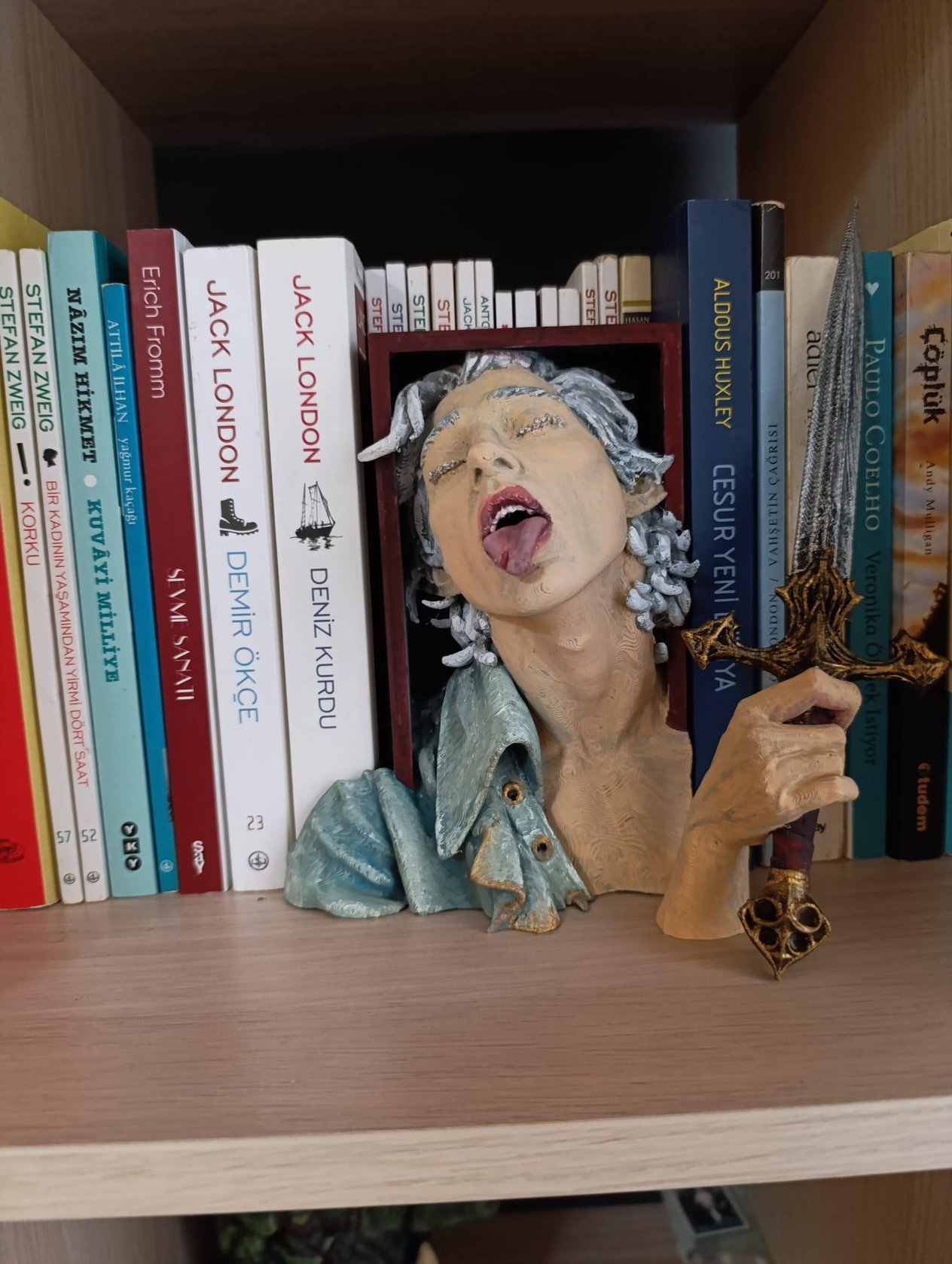 Book Nook Dagger Lady