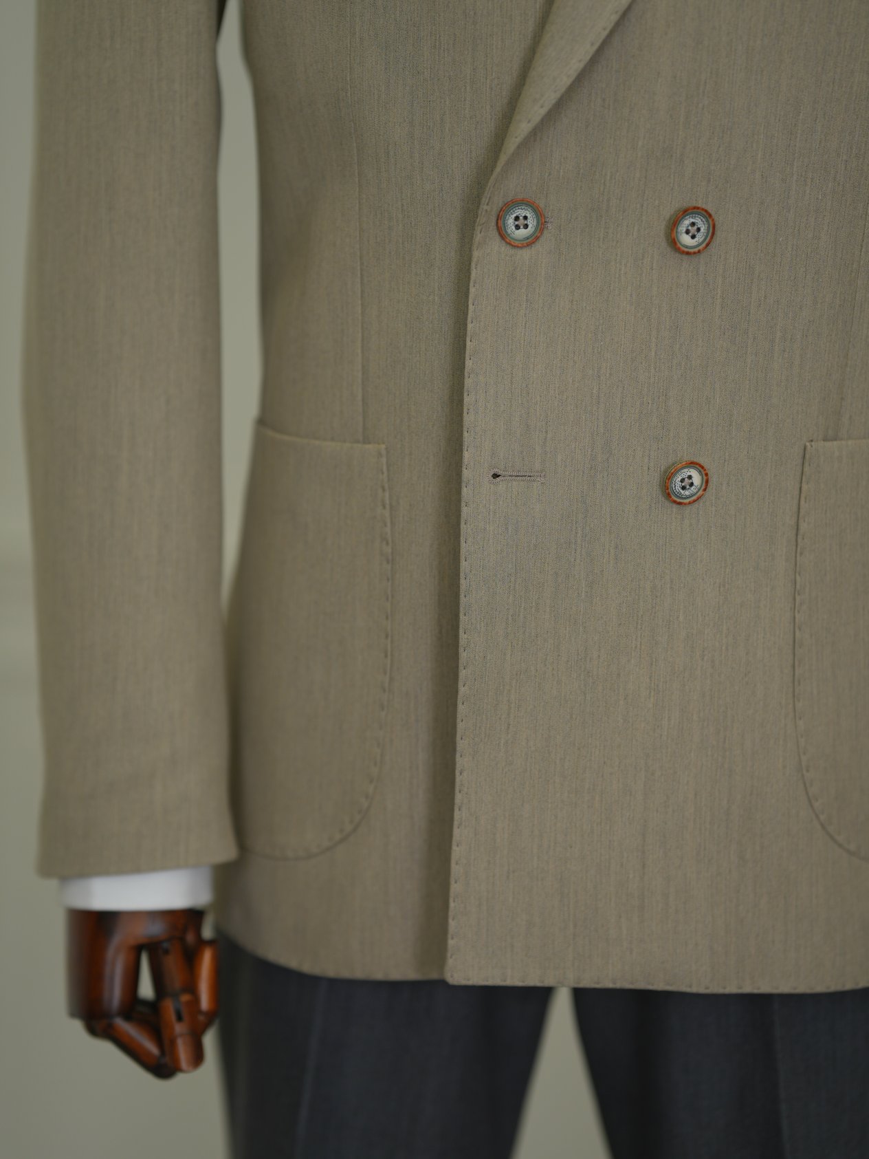 Erkek Premium İtalyan Stil Slim Fit Erkek Punto Dikişli Torba Cepli Yarım Astarlı Kruvaze Ceket-Krem