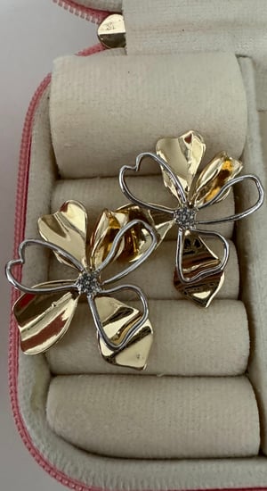Plaka Çiçek Küpe Gold Renk