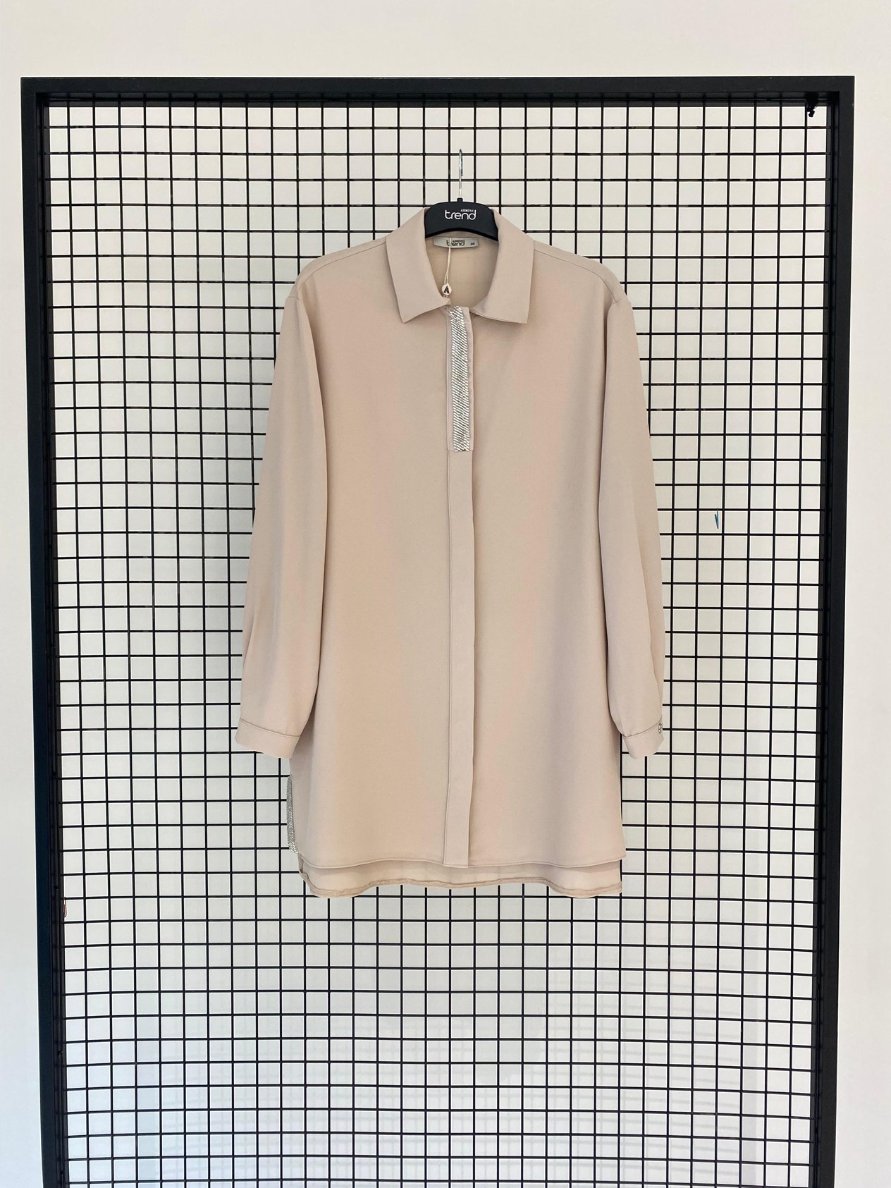 Armine TREND Yaka ve Yan Yırtmaçlarda Taş Şeritli Tunik Bej 25YT406
