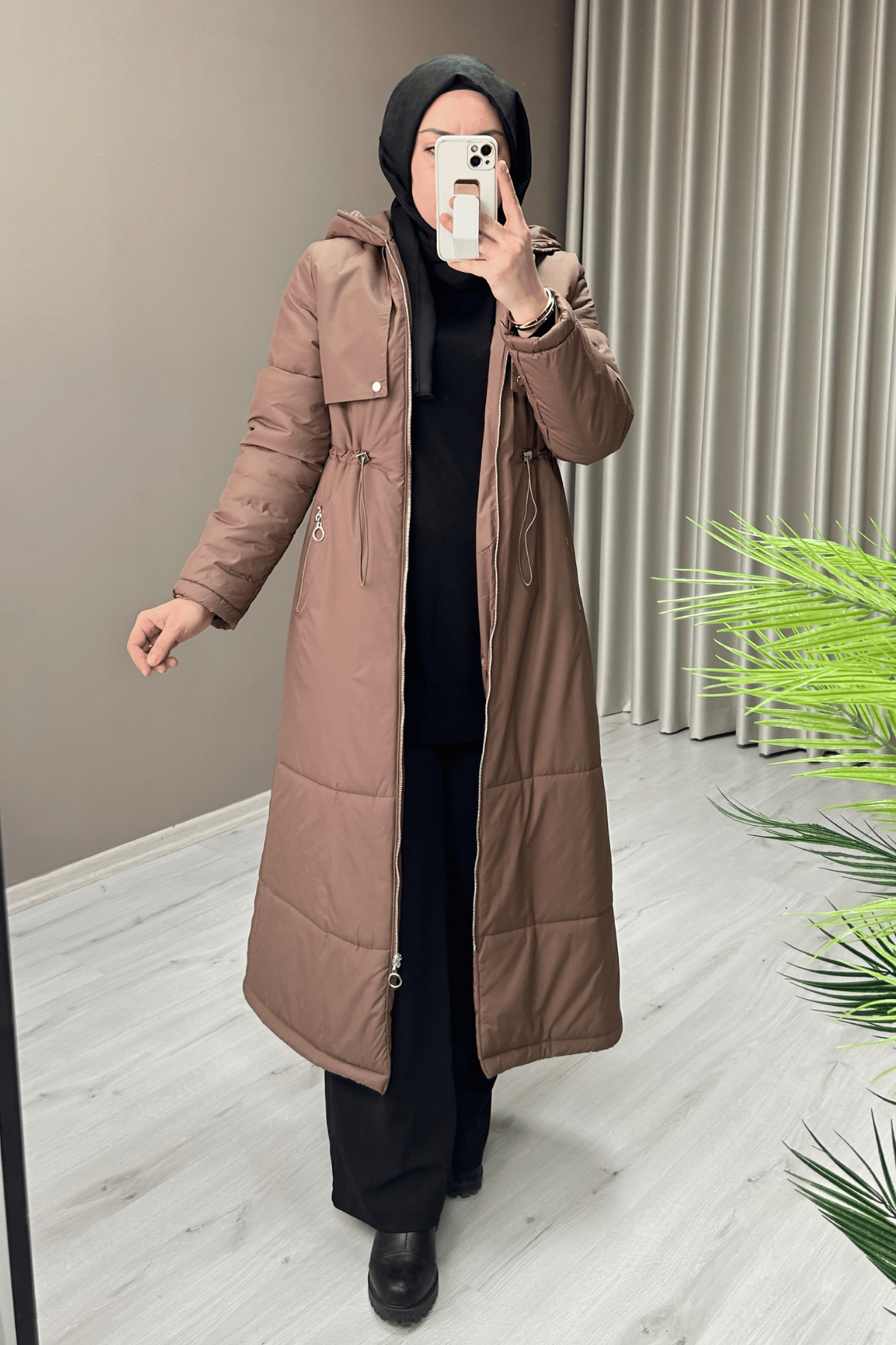 Nihle Kapüşonlu Bel Büzme Detaylı Ara Boy Kadın Şişme Mont Kahve