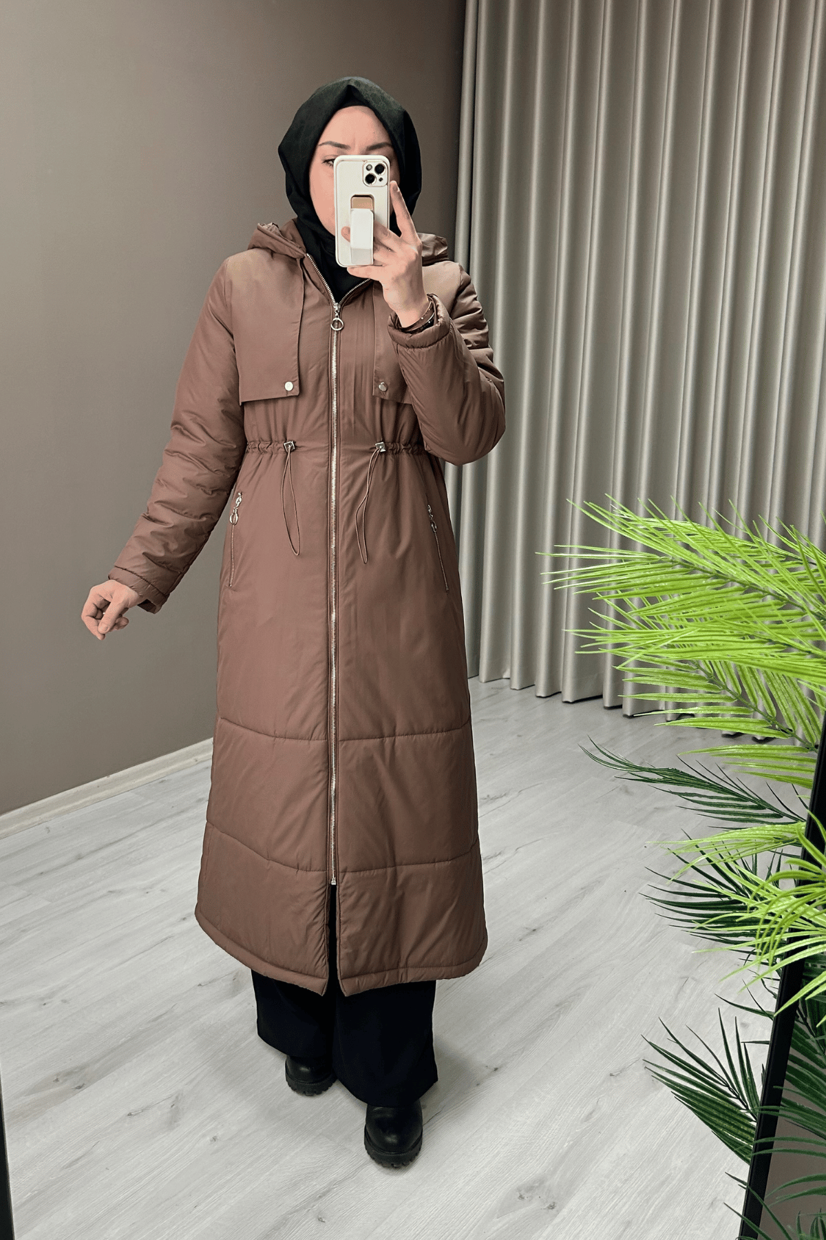 Nihle Kapüşonlu Bel Büzme Detaylı Ara Boy Kadın Şişme Mont Kahve