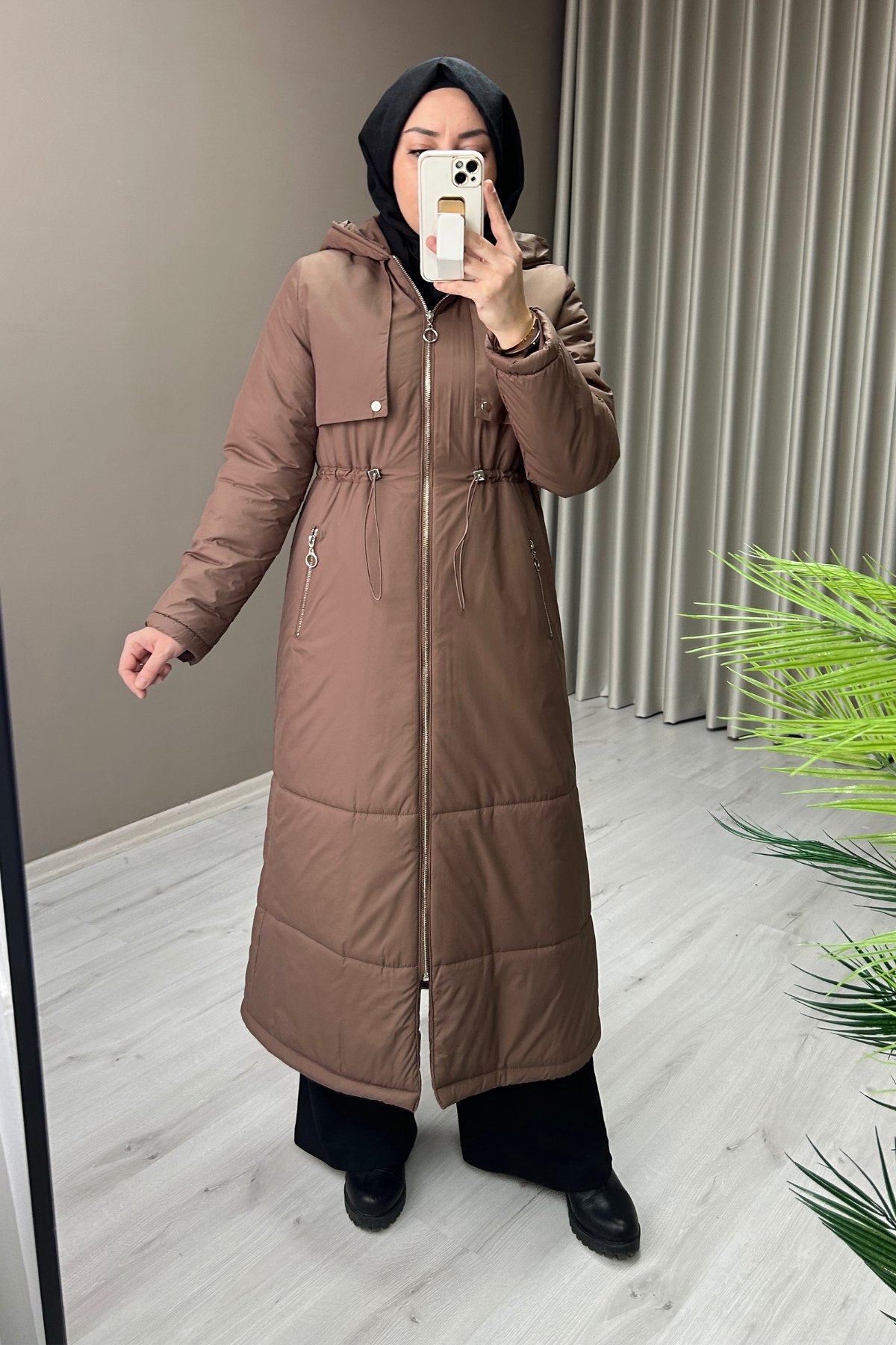Nihle Kapüşonlu Bel Büzme Detaylı Ara Boy Kadın Şişme Mont Kahve