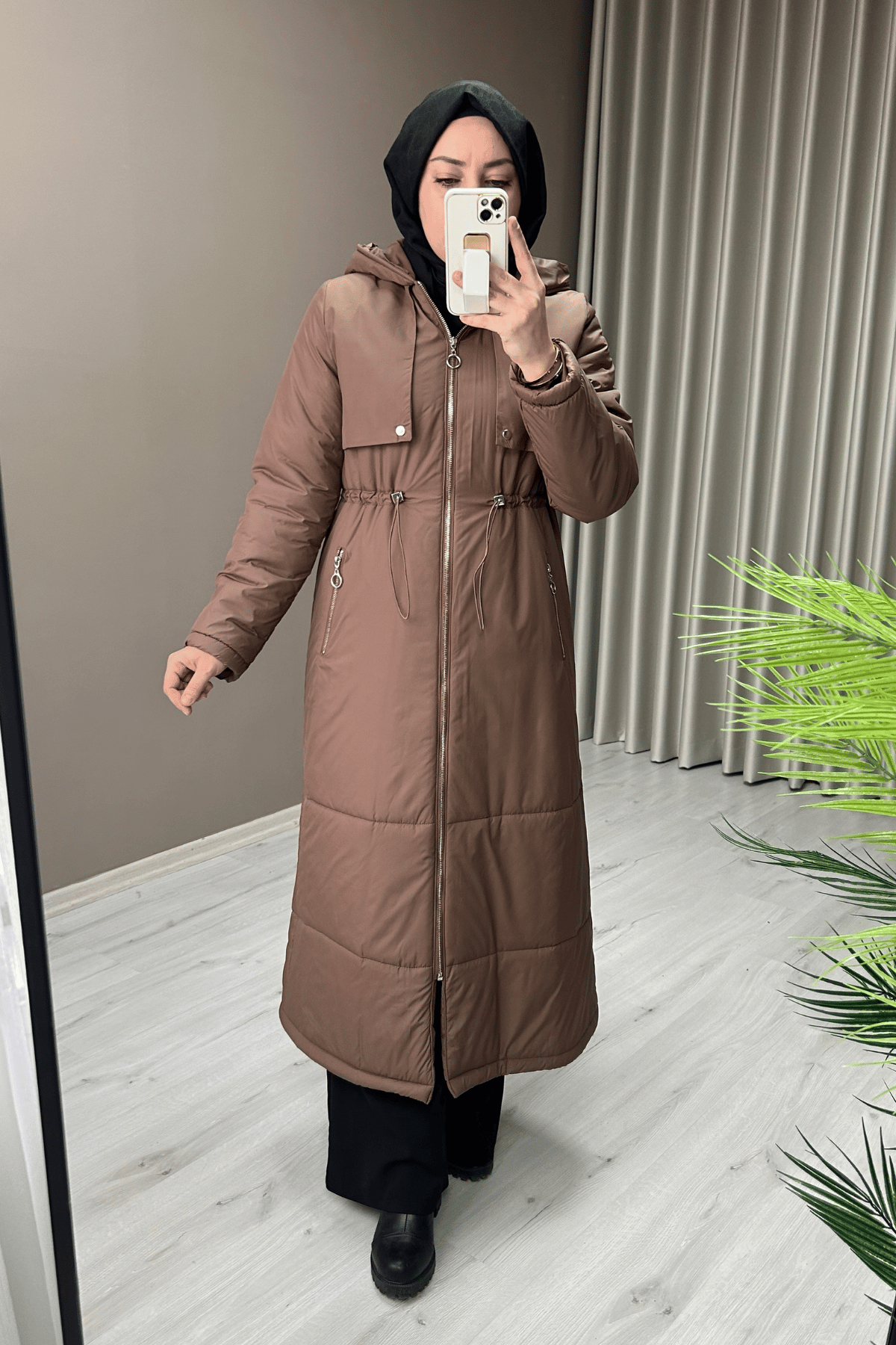 Nihle Kapüşonlu Bel Büzme Detaylı Ara Boy Kadın Şişme Mont Kahve