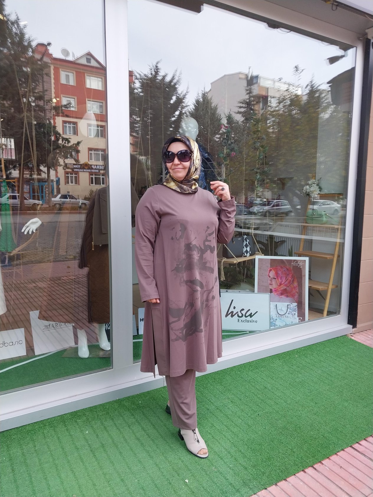 NURCAN ÇETİN DESENLİ UZUN TUNİK PANTOLONLU TAKIM VİZON 24222