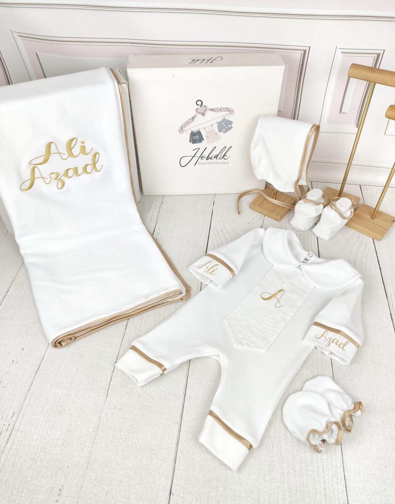 Beyaz Gold Biyeli Önlüklü İsim İşlemeli Battaniyeli Tulum Set