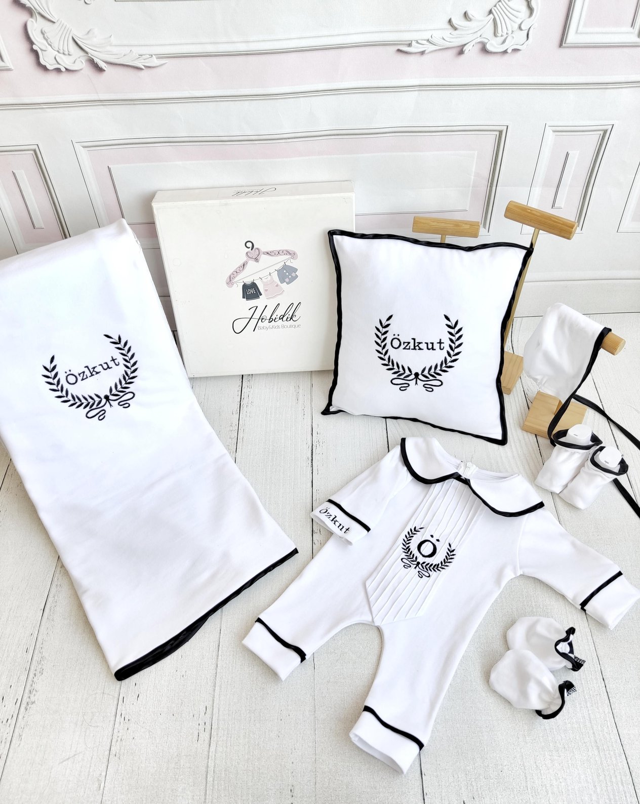 Beyaz Siyah Önlüklü İsim Çelenk İşlemeli Komple Set