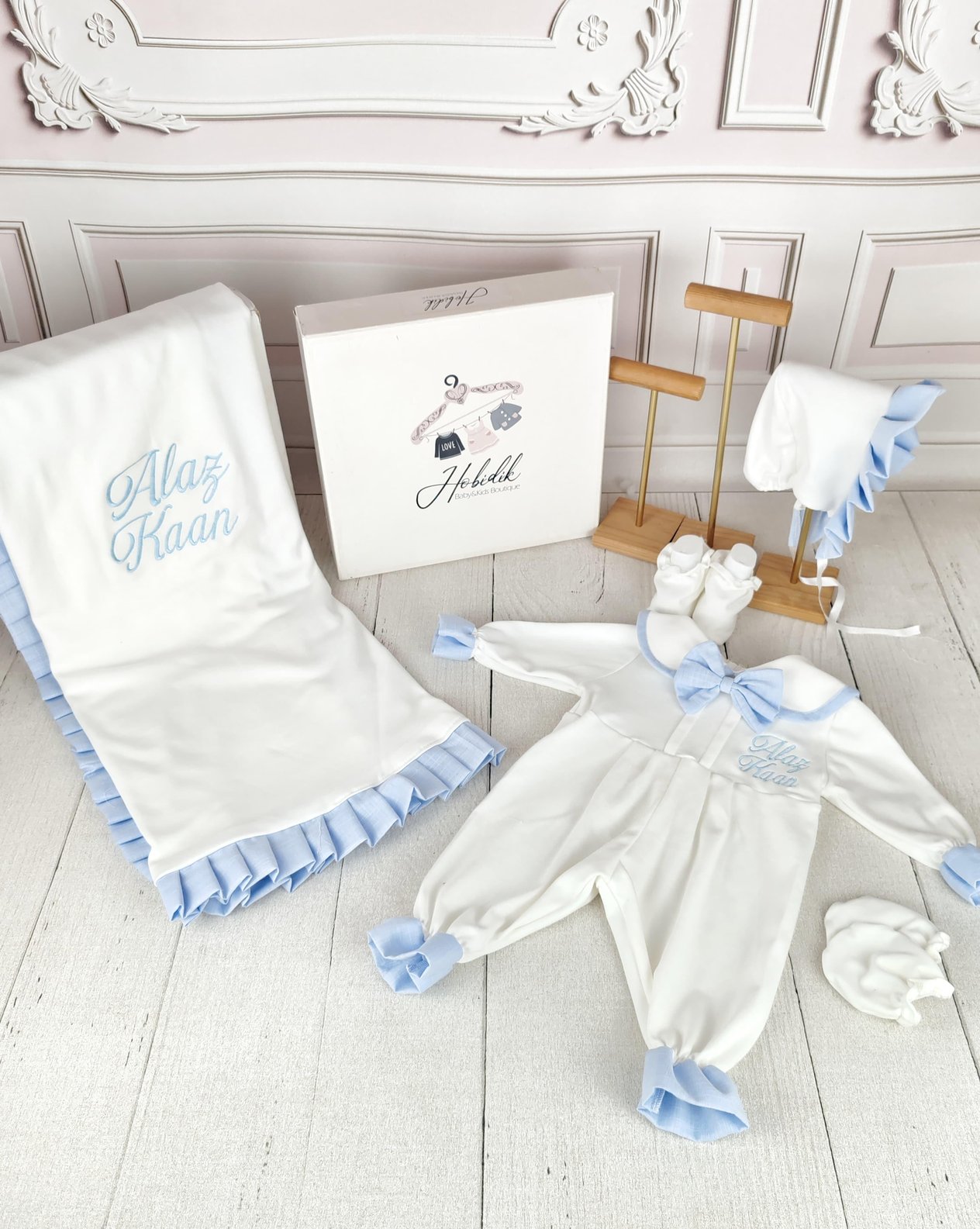Ekru Bebe Mavi Papyonlu İsim İşlemeli Fırfırlı Battaniyeli Tulum Set
