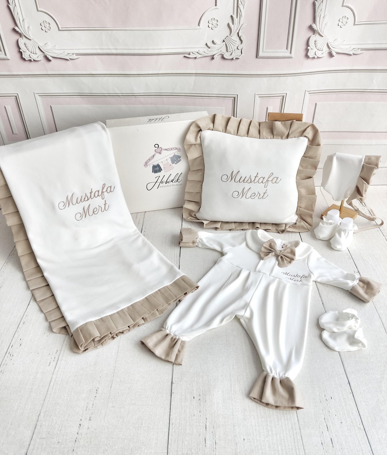 Ekru Sütlü Kahve İsim İşlemeli Fırfırlı Komple Set