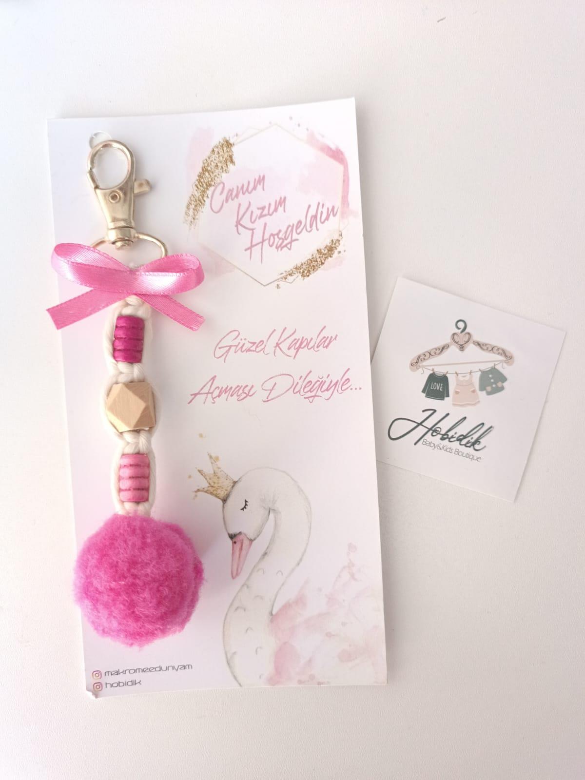 Kuğu Kartlı Kancalı Pembe Boncuk ve Ponponlu Makrome Anahtarlık