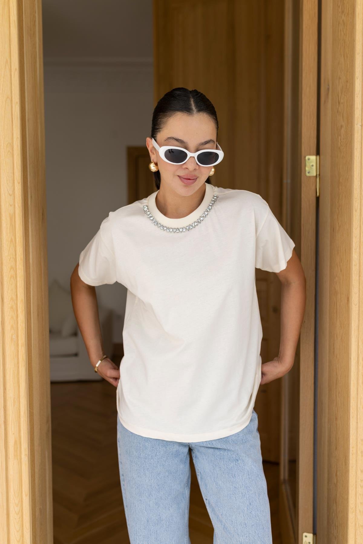 Bej Yakası Taşlı Ve Kesik Detaylı Oversize T-Shirt