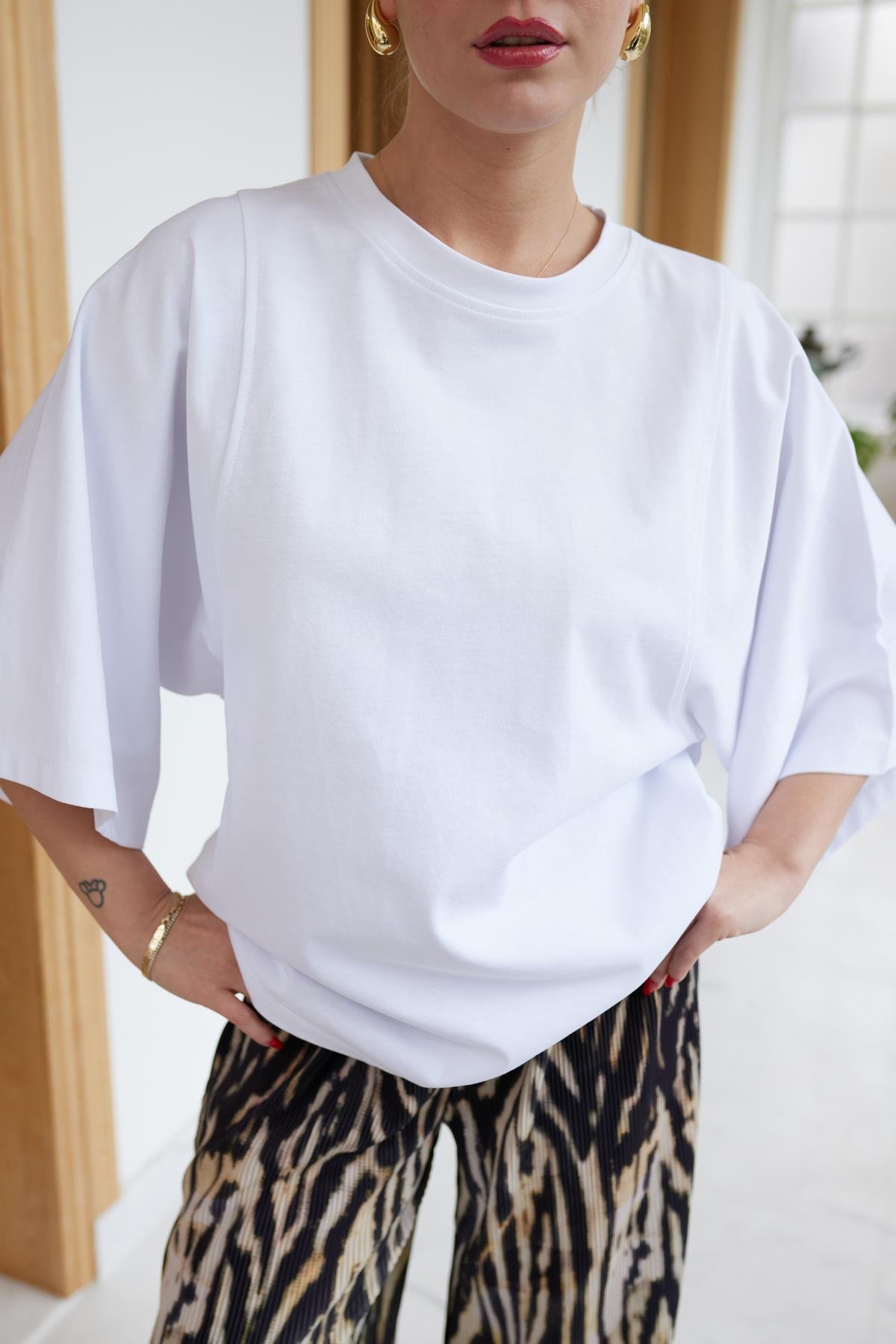 Beyaz Bisiklet Yaka Yarasa Kol Oversize T-shirt