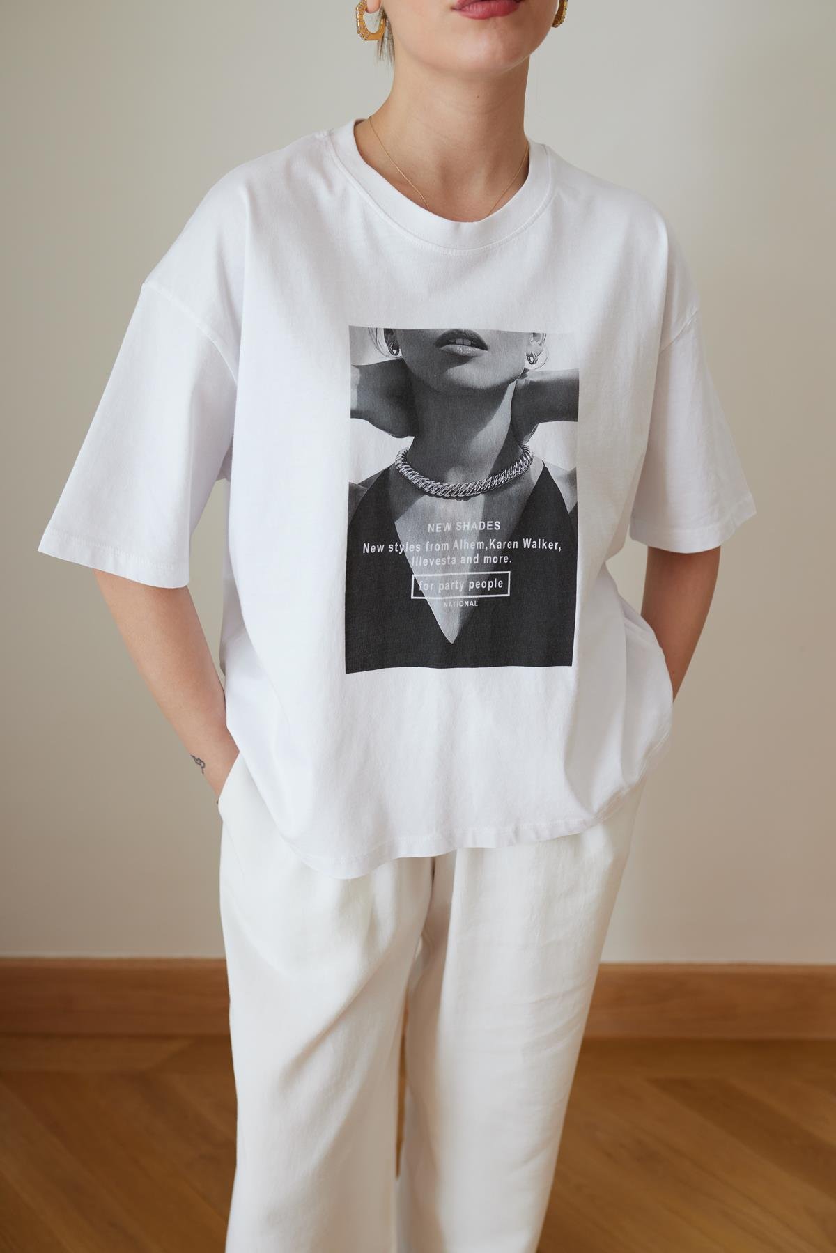 Beyaz Kadın Portreli Oversize T-Shirt