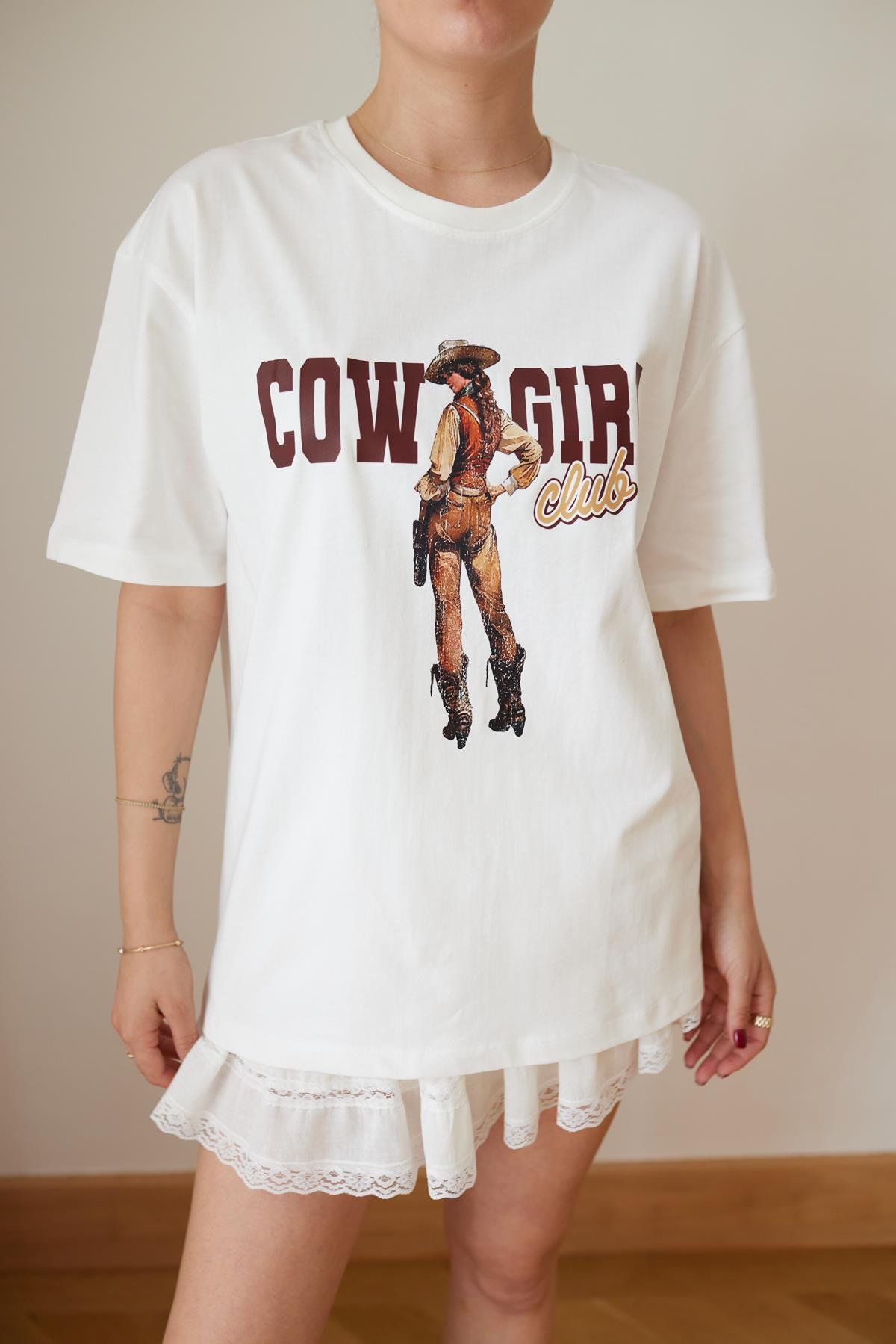 Beyaz Kovboy Kadın Desenli Oversize T-Shirt