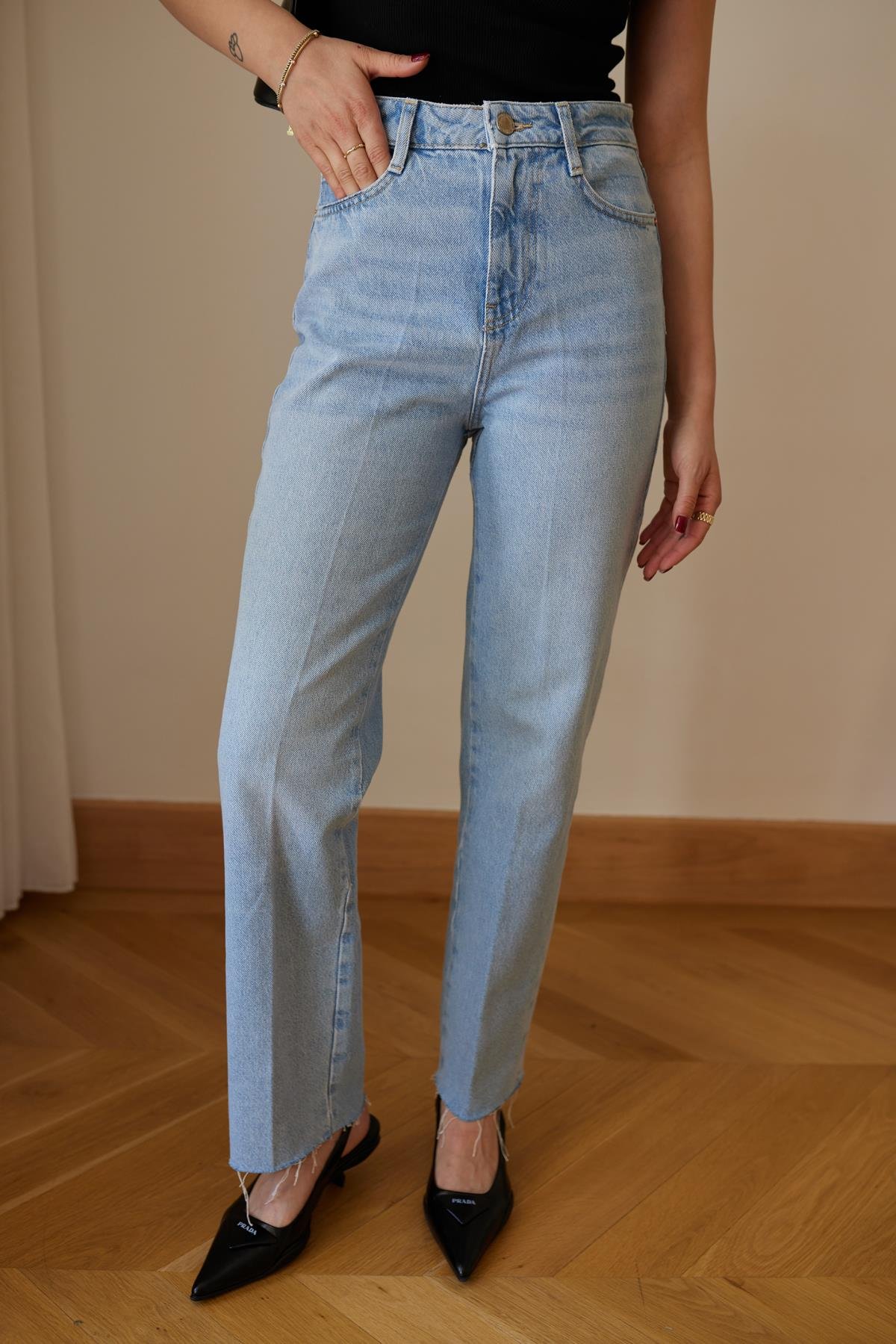 Buz Mavi Yüksek Bel Paçası Kesik Denim Pantolon