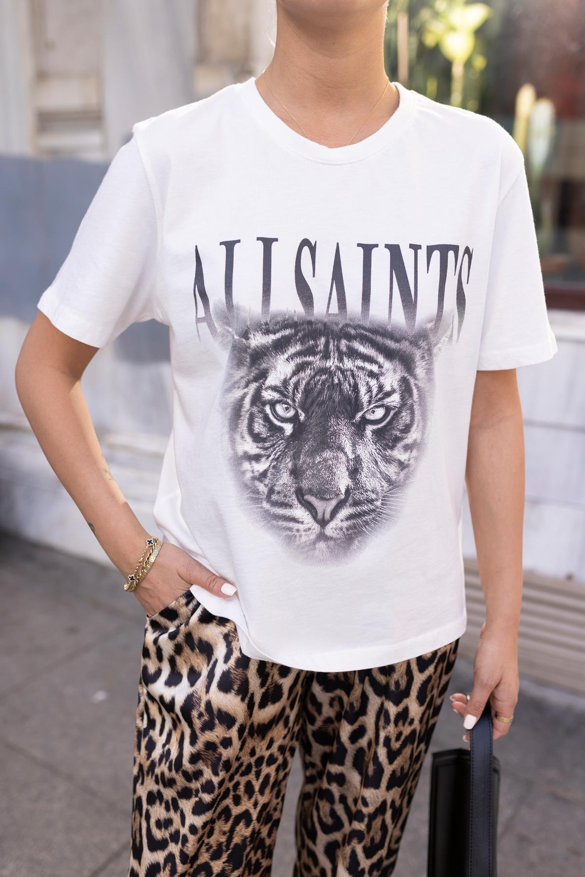 Ekru Yazı Ve Aslan Desenli T-Shirt