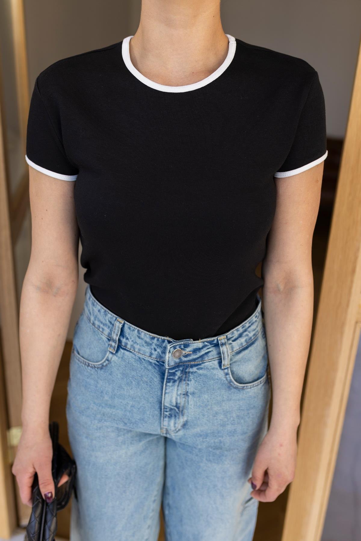 Siyah Bisiklet Yaka Kolları Ve Yakası Biye Detaylı T-Shirt