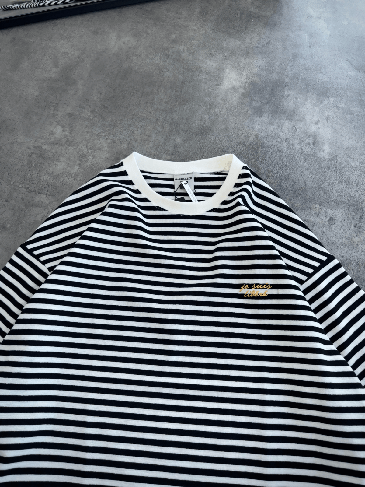 Siyah Beyaz Çizgili Minimal Yazılı T-shirt