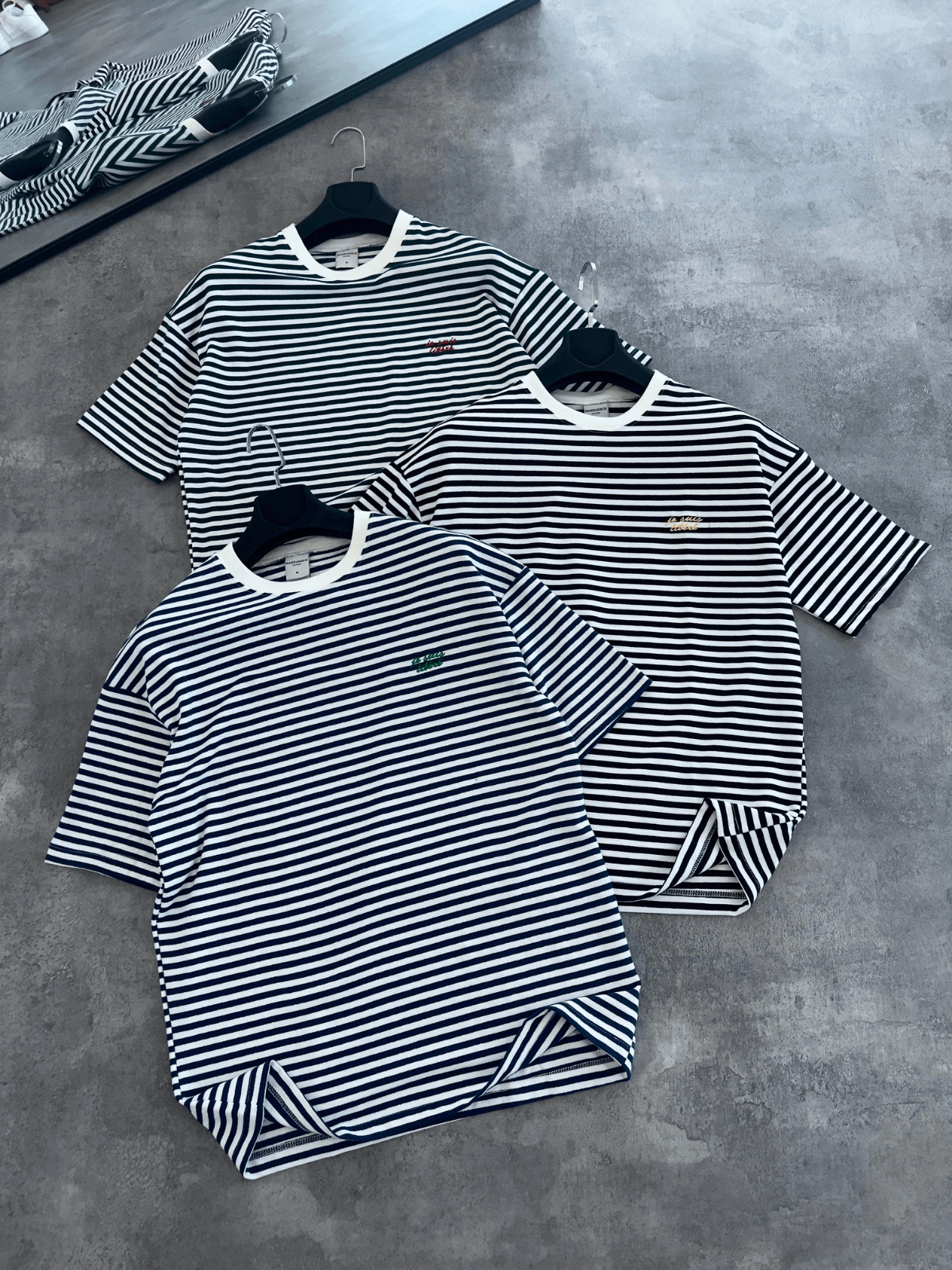 Siyah Beyaz Çizgili Minimal Yazılı T-shirt