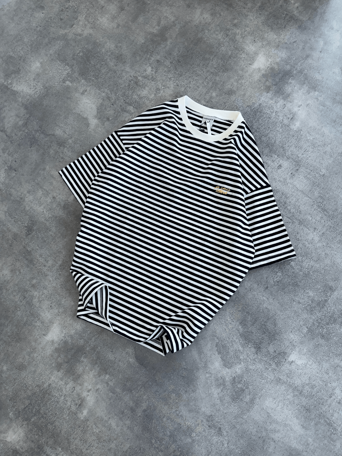 Siyah Beyaz Çizgili Minimal Yazılı T-shirt