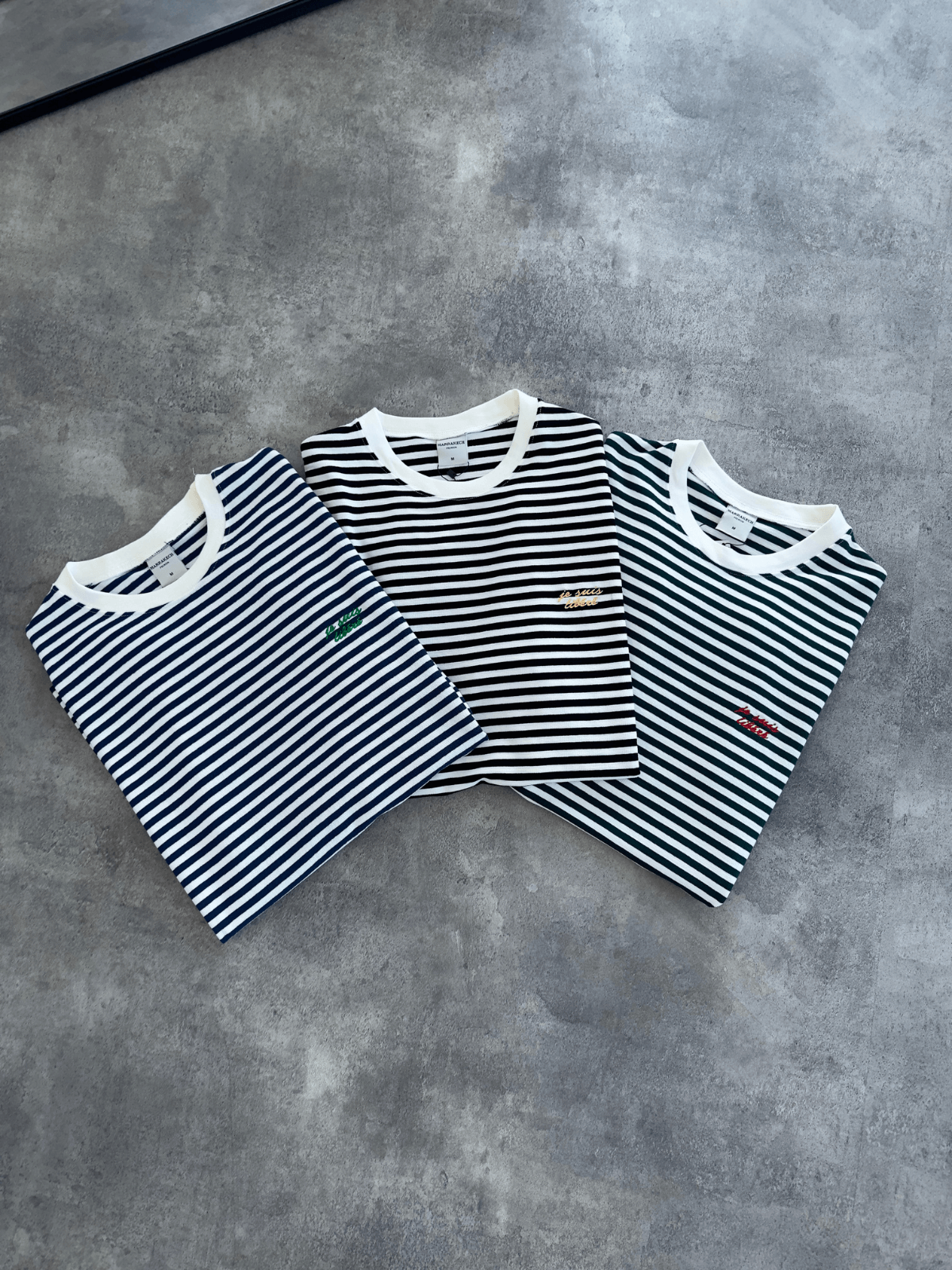 Siyah Beyaz Çizgili Minimal Yazılı T-shirt