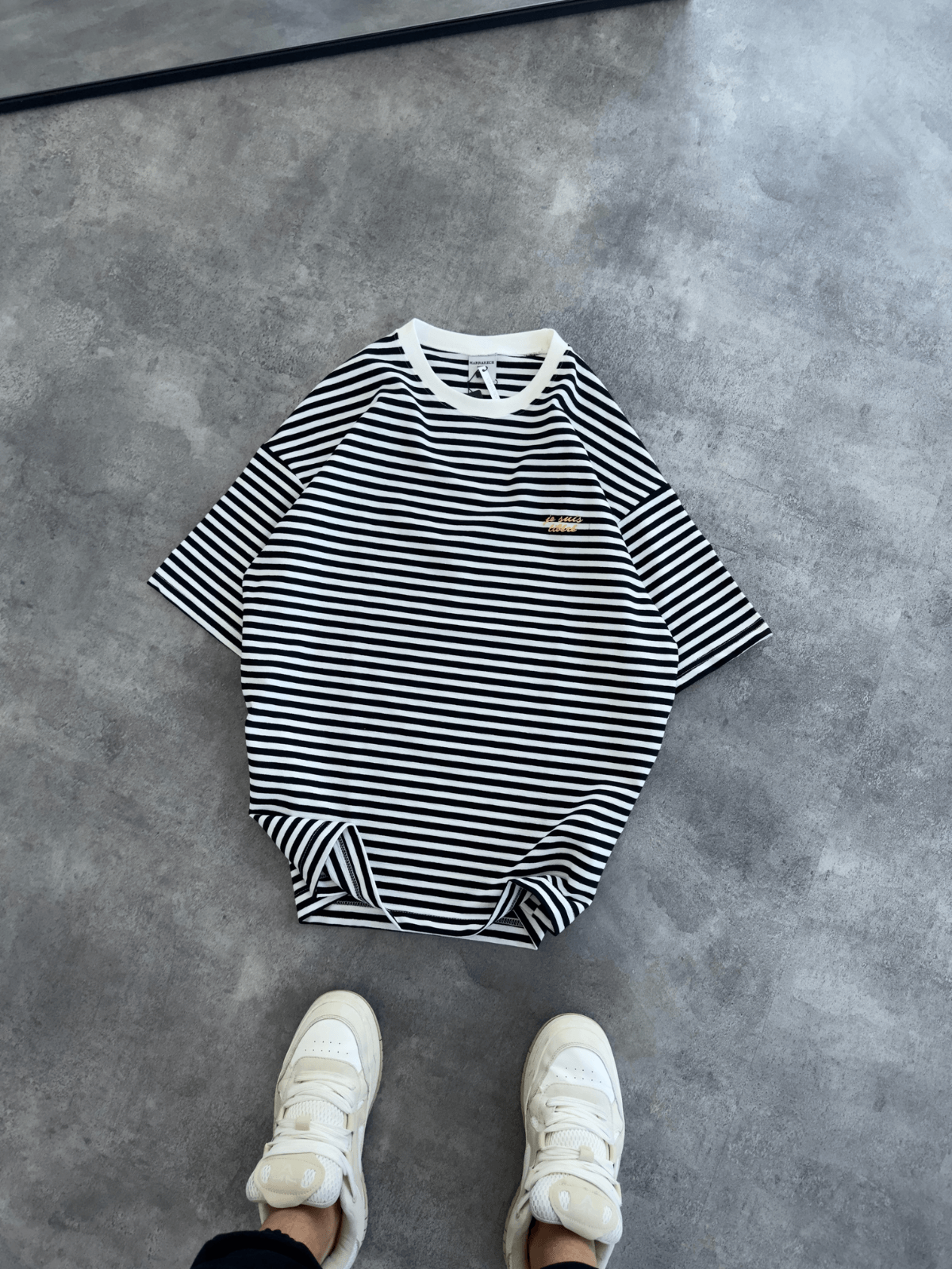 Siyah Beyaz Çizgili Minimal Yazılı T-shirt