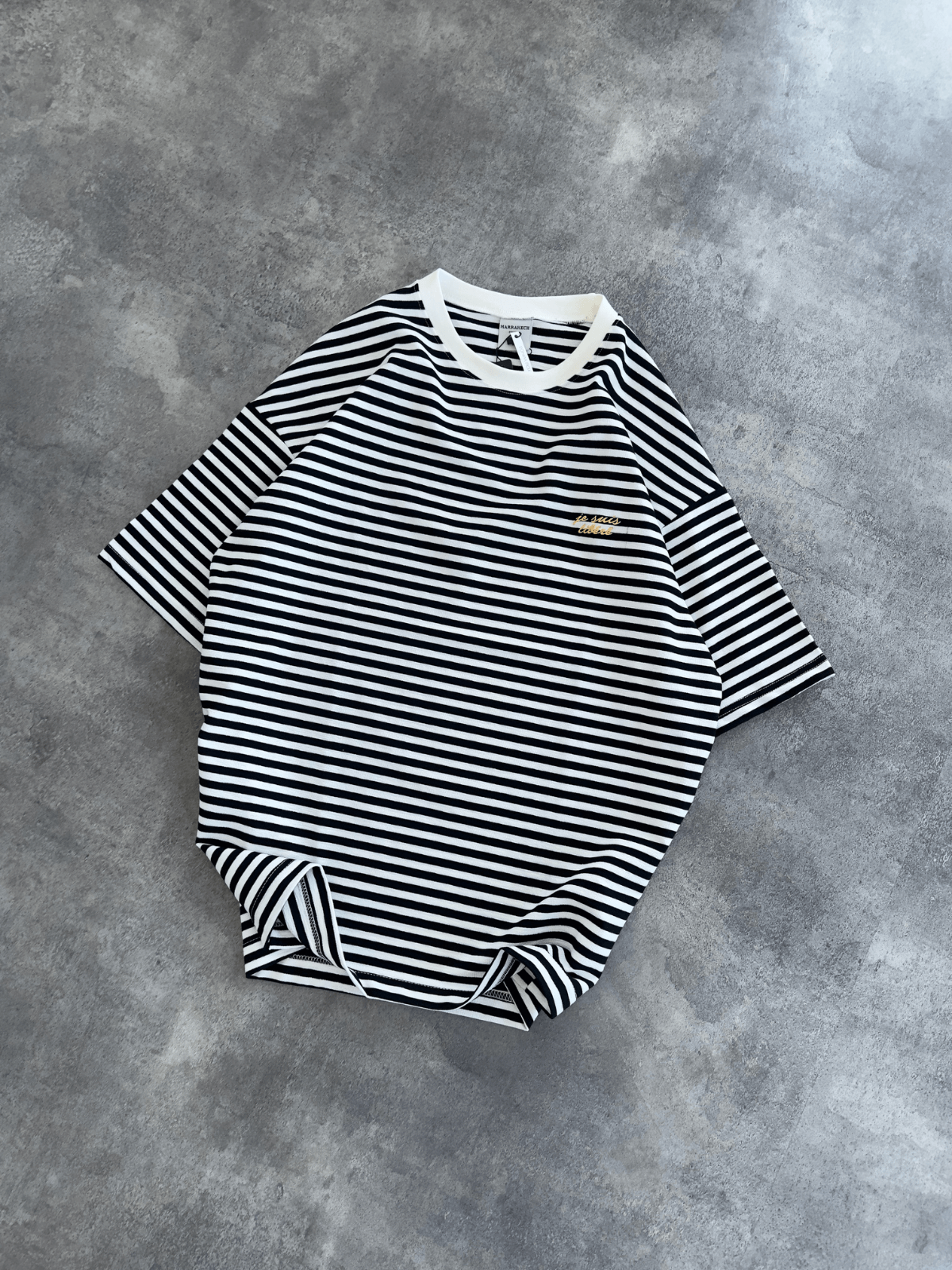 Siyah Beyaz Çizgili Minimal Yazılı T-shirt