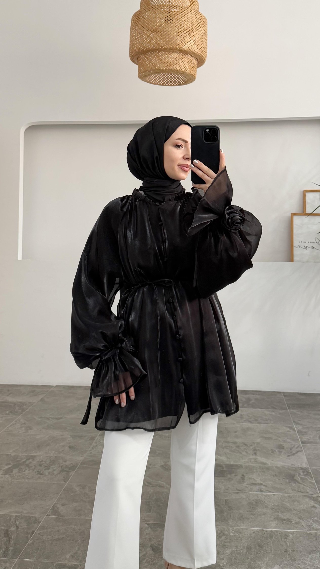 Aknay Organze Gül Detaylı Siyah Tunik