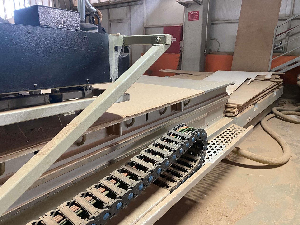 AES Raptor 2128 Yüklemeli Boşaltmalı Düz Tabla Cnc (2011)