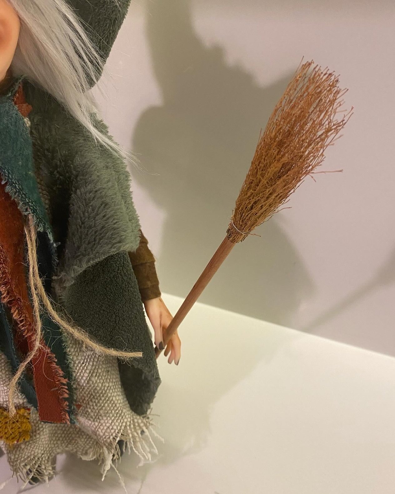 3D Elinde Çiçek Sepeti ve Süpürgeli Cadı
