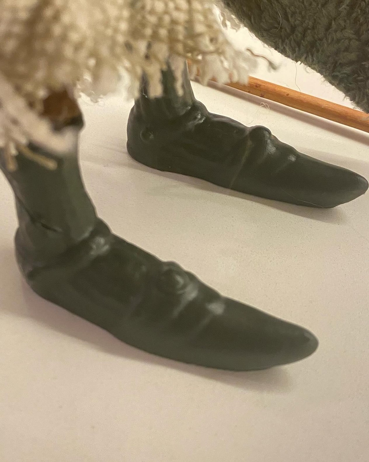 3D Elinde Çiçek Sepeti ve Süpürgeli Cadı