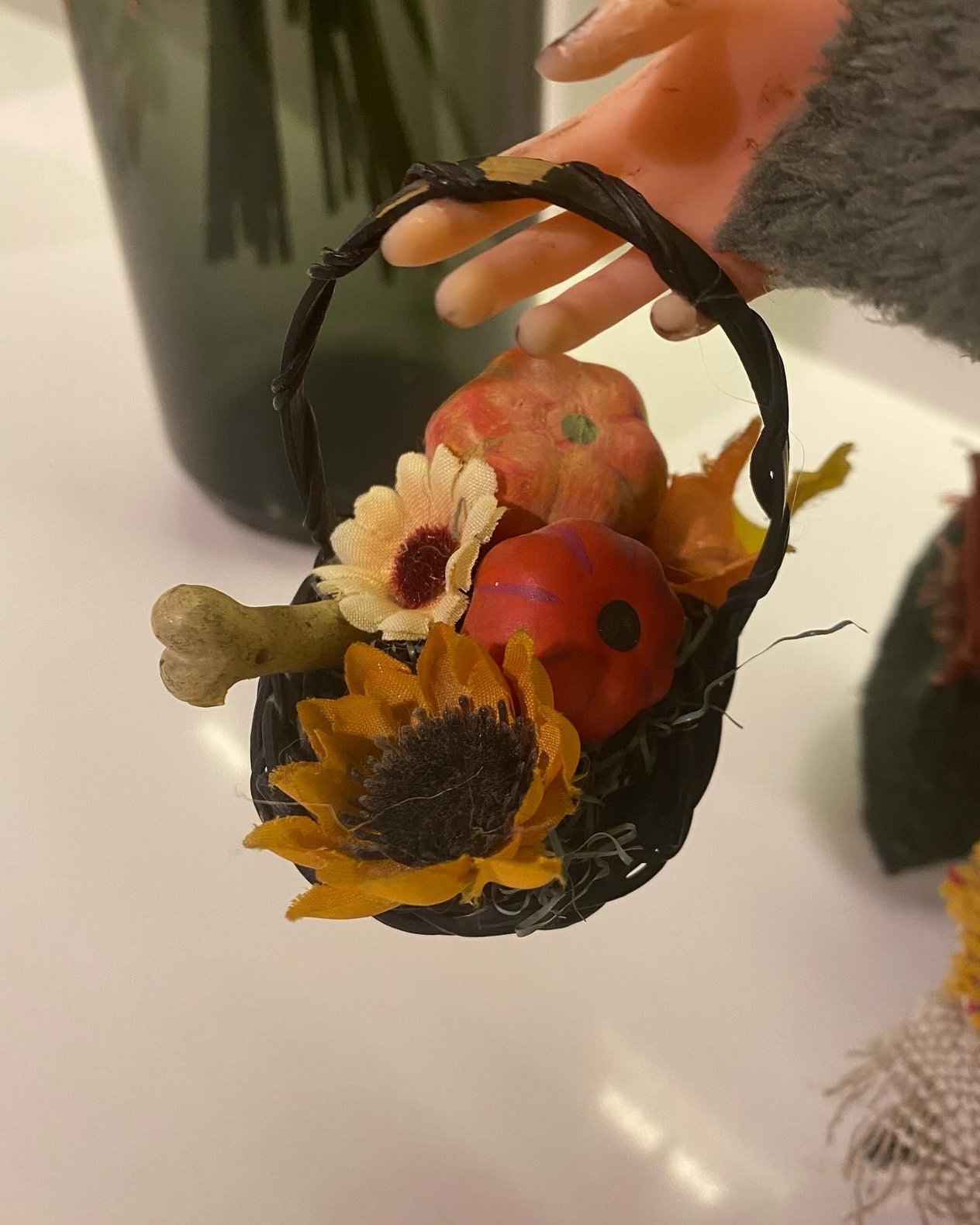 3D Elinde Çiçek Sepeti ve Süpürgeli Cadı