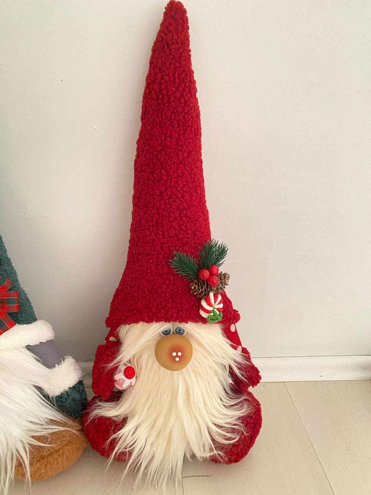 Kokinalı,Şeker örgülü Kırmızı Peluş Cüce